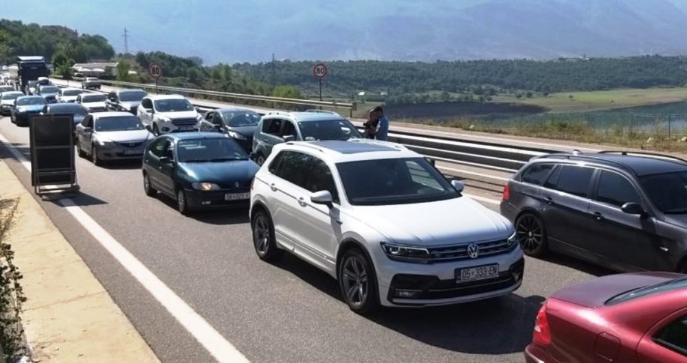 Trafik ne Rrugen e Kombit, pushues nga Kosova drejt bregdetit shqiptar